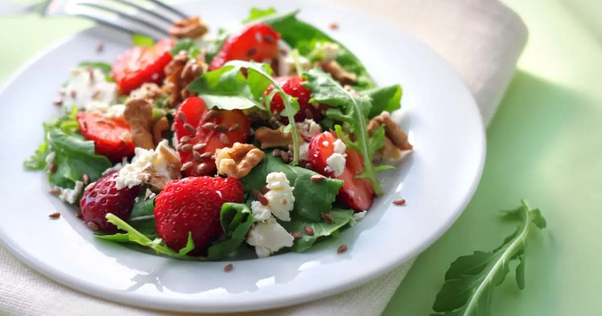 Salada de Rúcula, Morangos e Queijo de Cabra