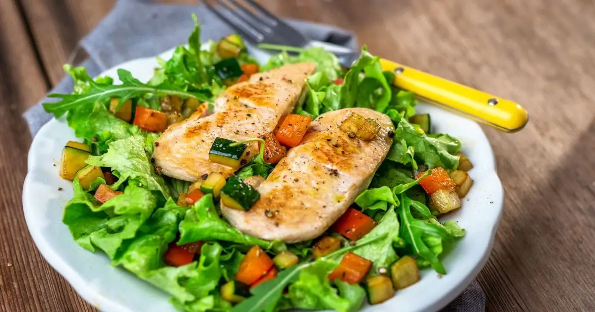 21 Saladas de Frango Fáceis de Fazer 